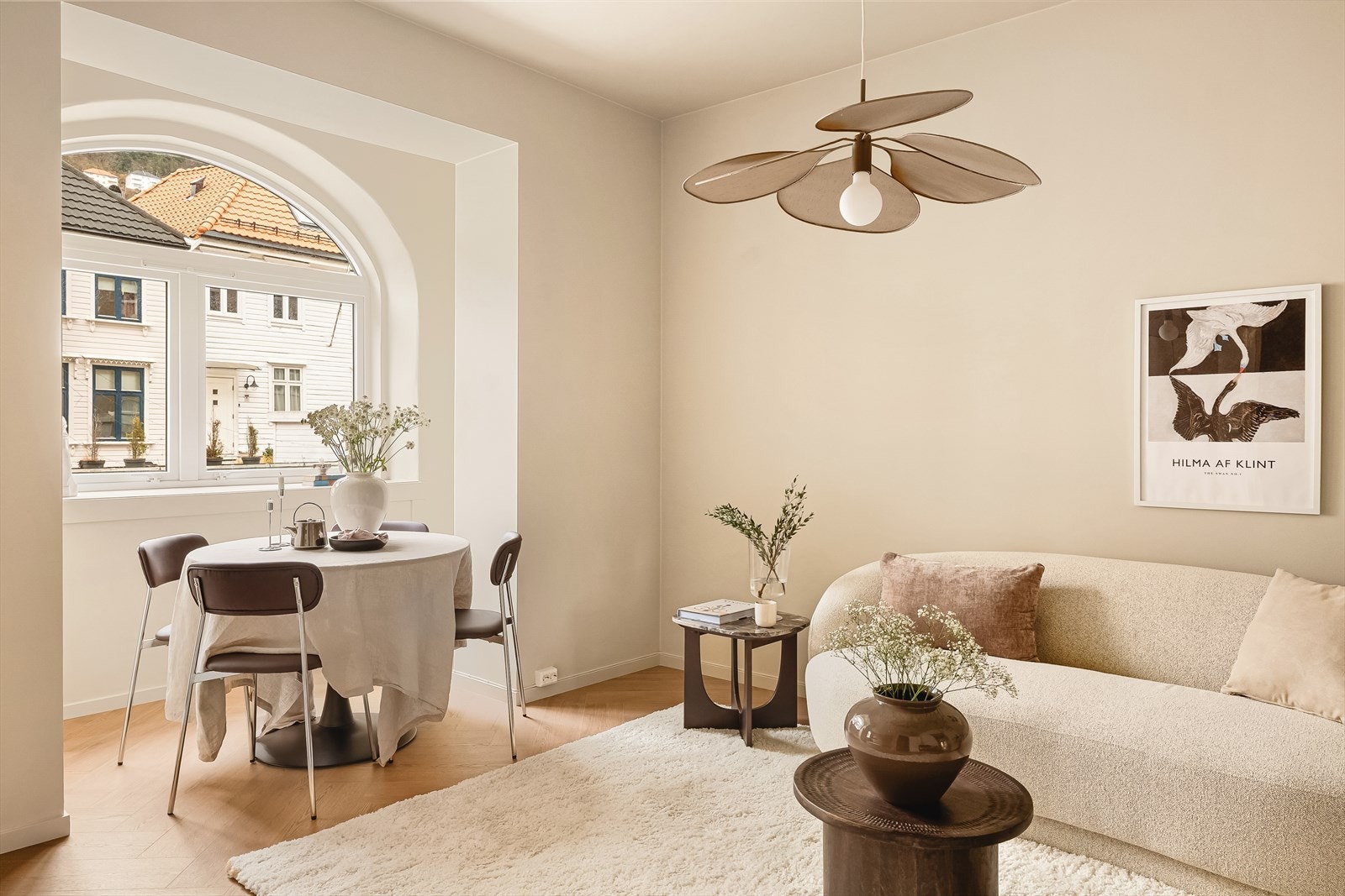 Her får du god plass til både spise- og sofagruppen! Galleribilde