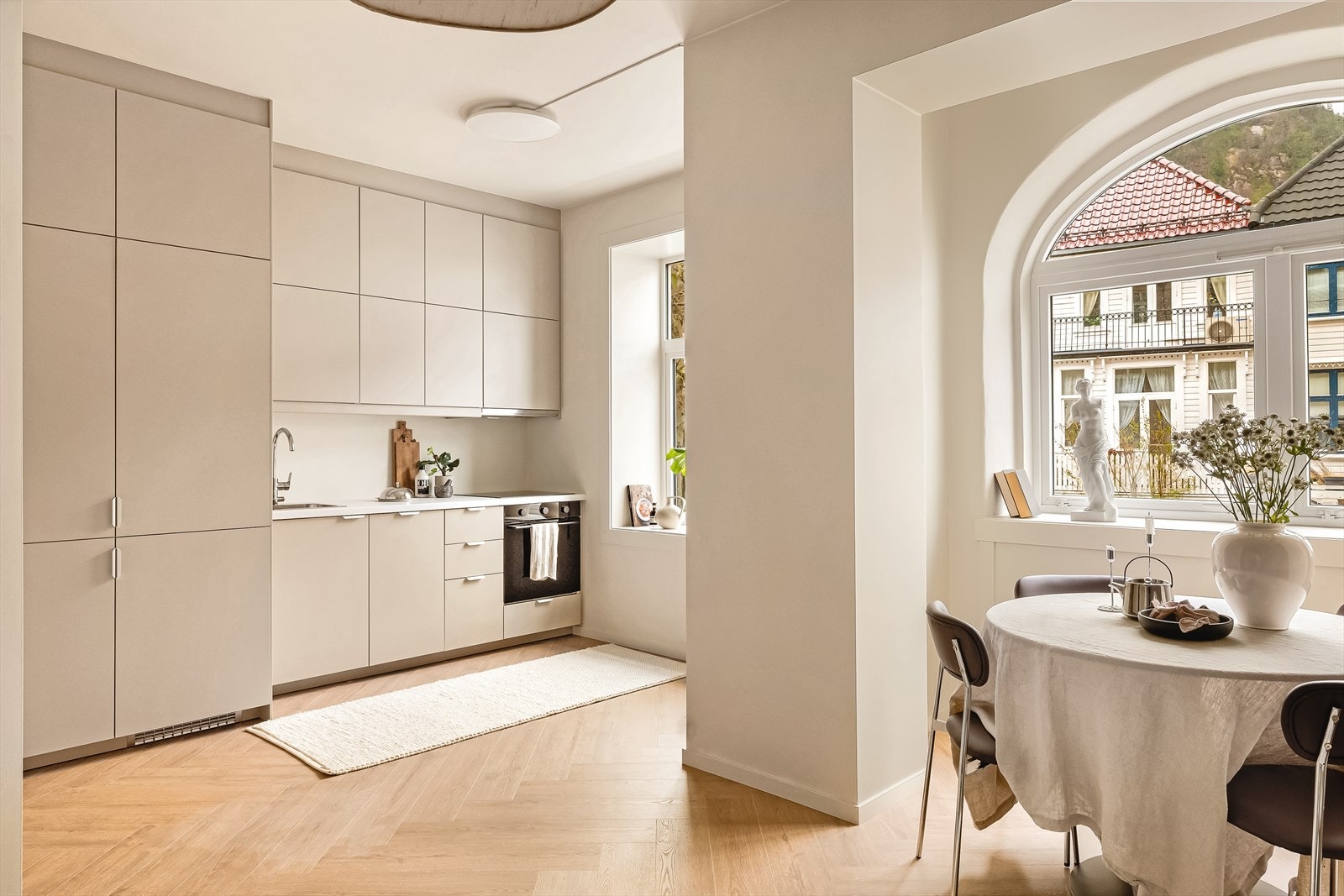 Store vindusflater fyller leiligheten med lys og god atmosfære. Galleribilde