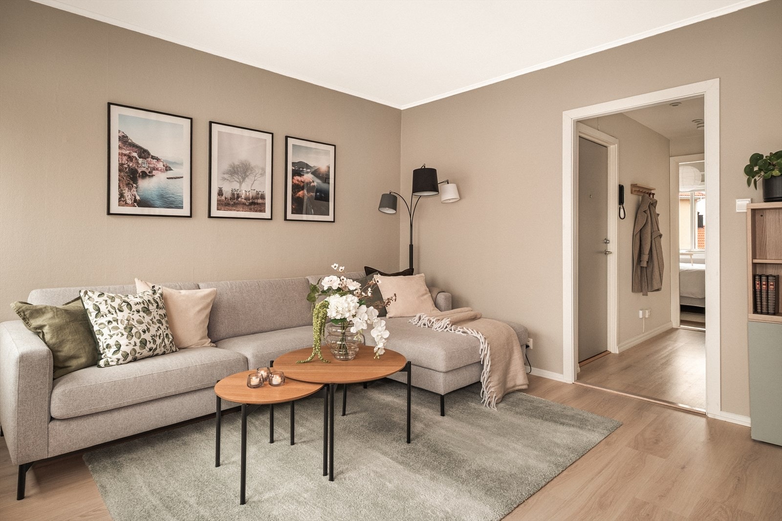 - Nytt og slitesterkt laminatgulv fra 2023, lagt gjennomgående for en helhetlig og moderne følelse i hele leiligheten - Galleribilde
