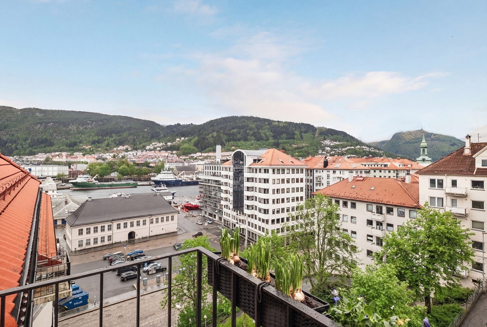 - Herlig balkong med gode solforhold midtsommers - Galleribilde