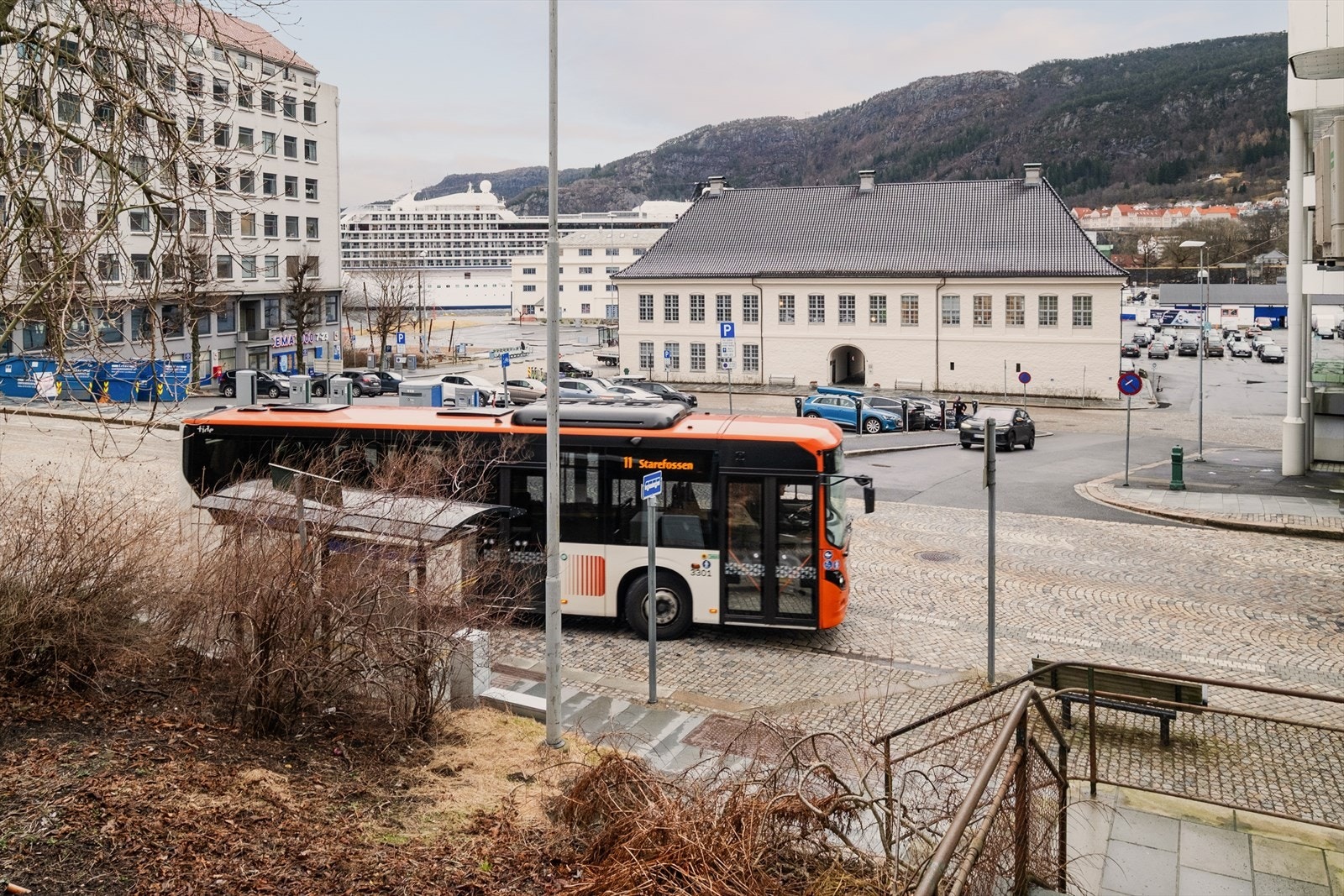 - Kun 1 minutts gange til nærmeste busstopp - Galleribilde