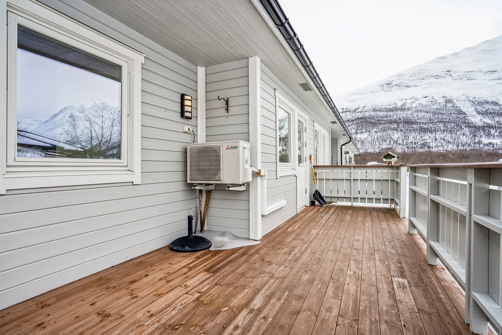 Terrassen er perfekt for lange sommerkvelder, sosiale sammenkomster og avslapning i det fri. Galleribilde