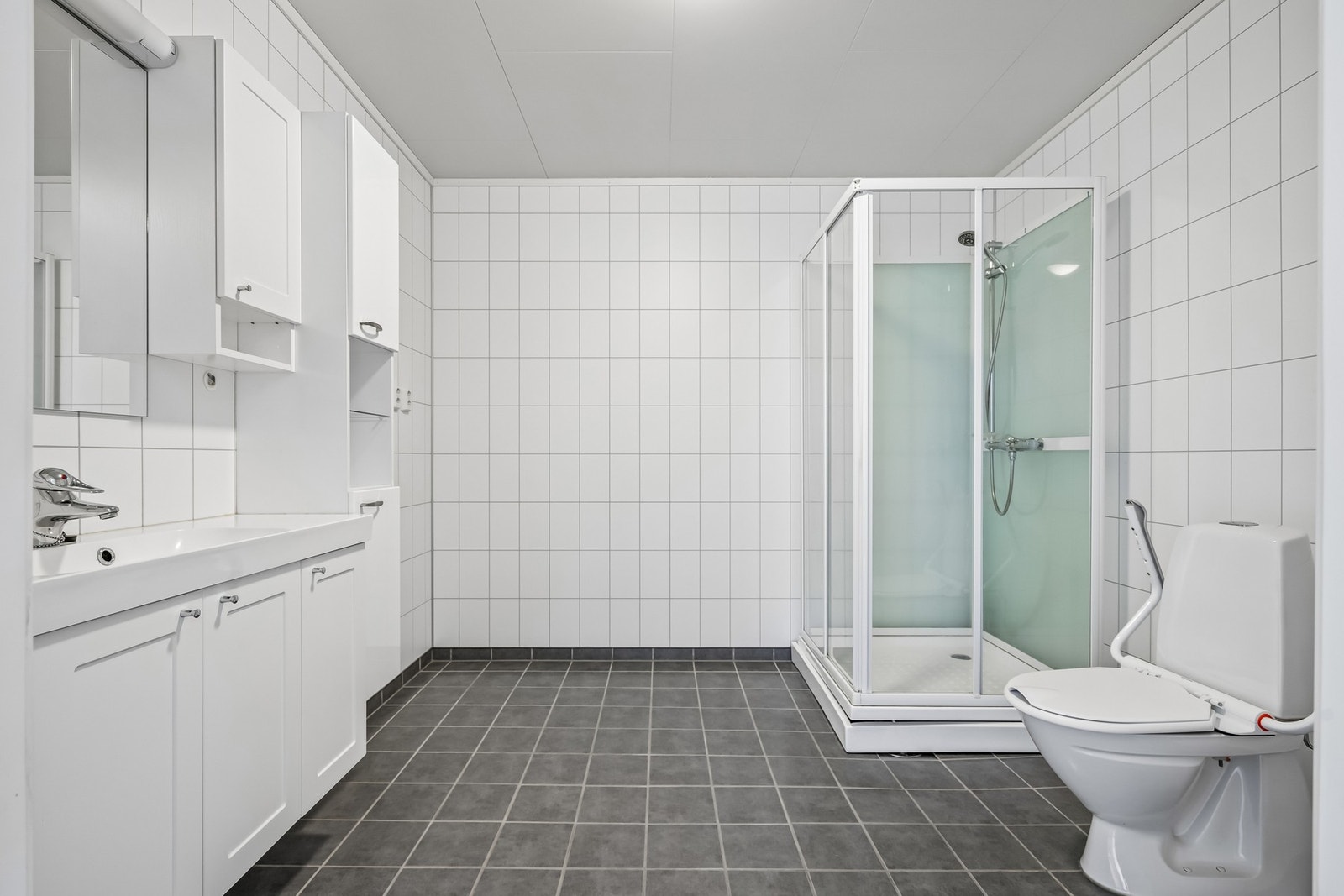 Rommet er innredet med dusjkabinett og har rikelig med skap- og oppbevaringsplass slik at alt kan holdes ryddig i hverdagen. Galleribilde