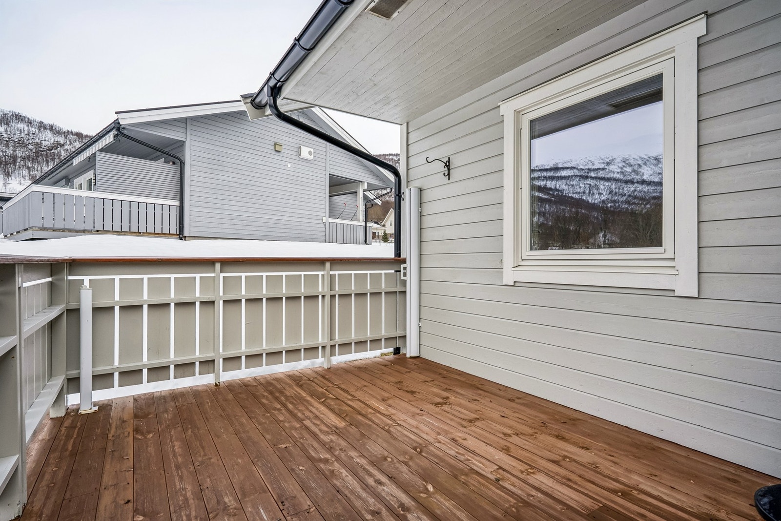 Her er det plass til både hagemøbler og grill Galleribilde