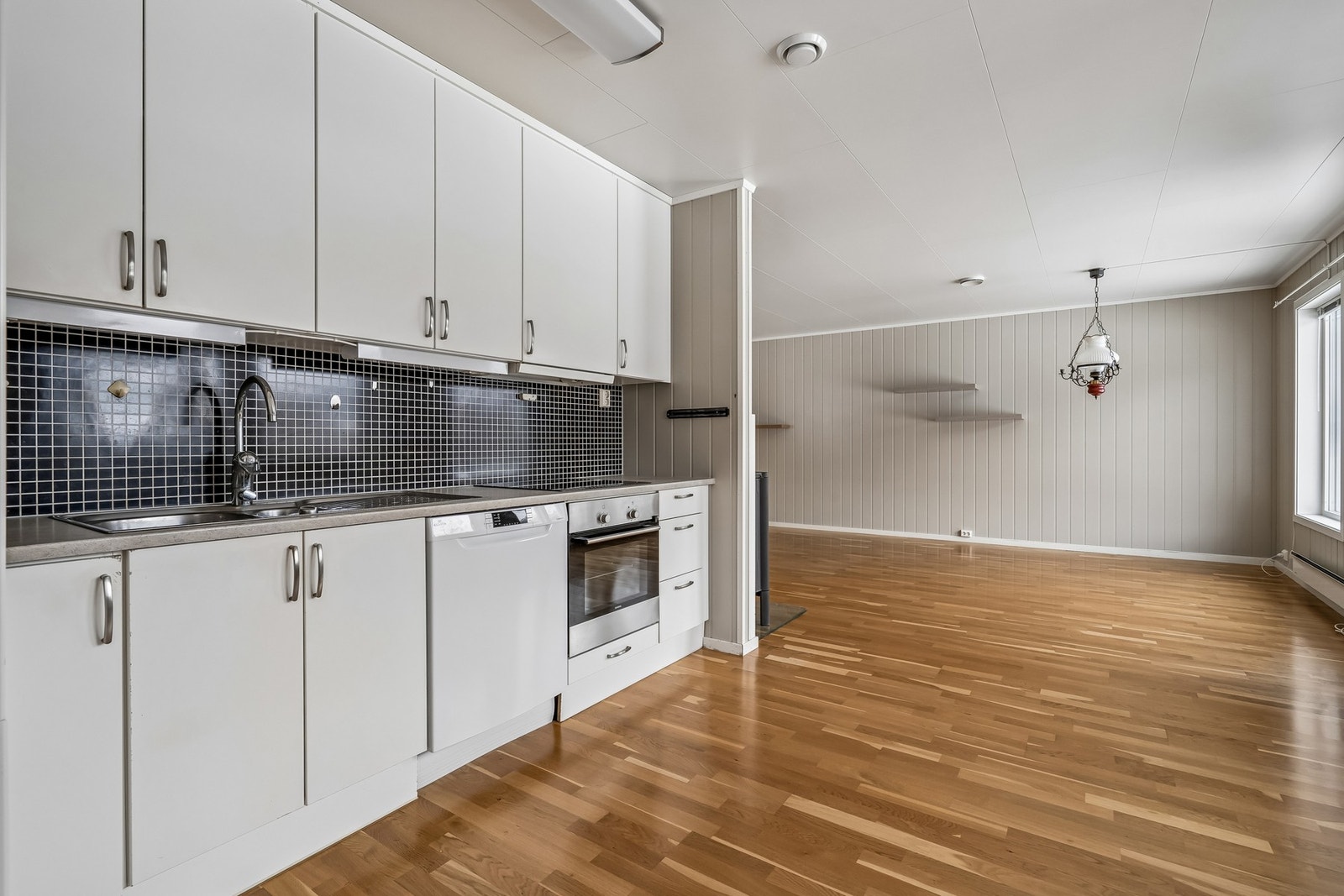 Her kan du lage mat, samtidig som du har kontakt med familien eller gjestene i stuen. Galleribilde