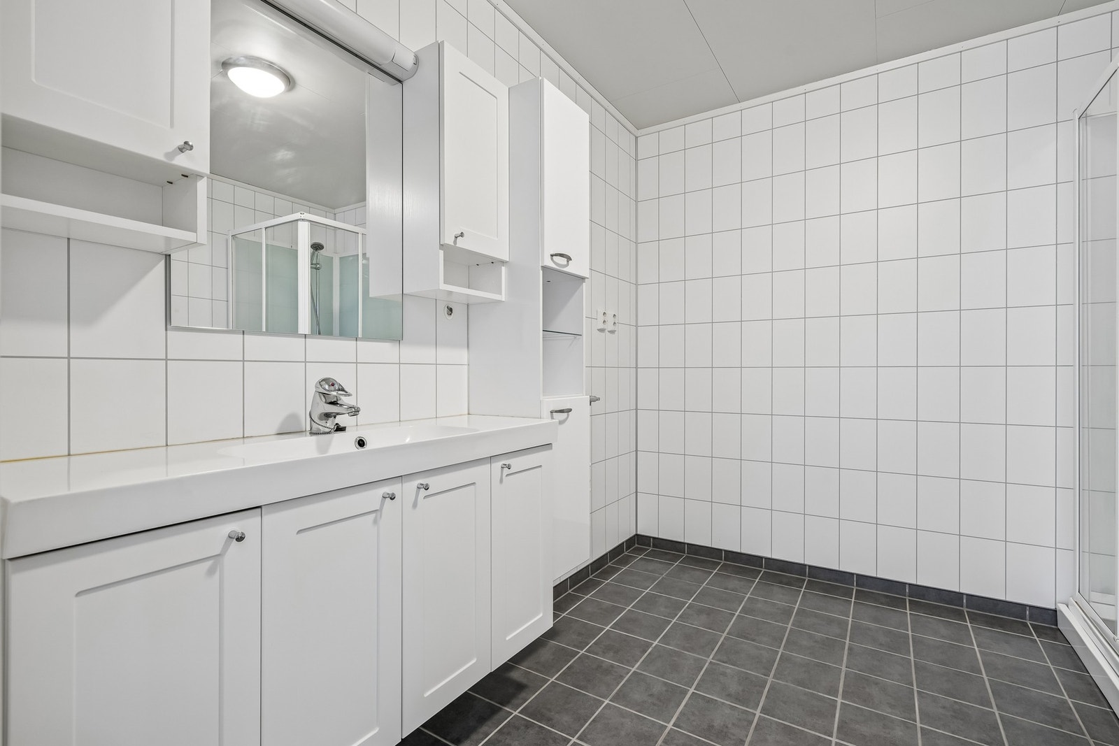 Stort og funksjonelt bad med god plass til praktisk baderomsinnredning. Galleribilde