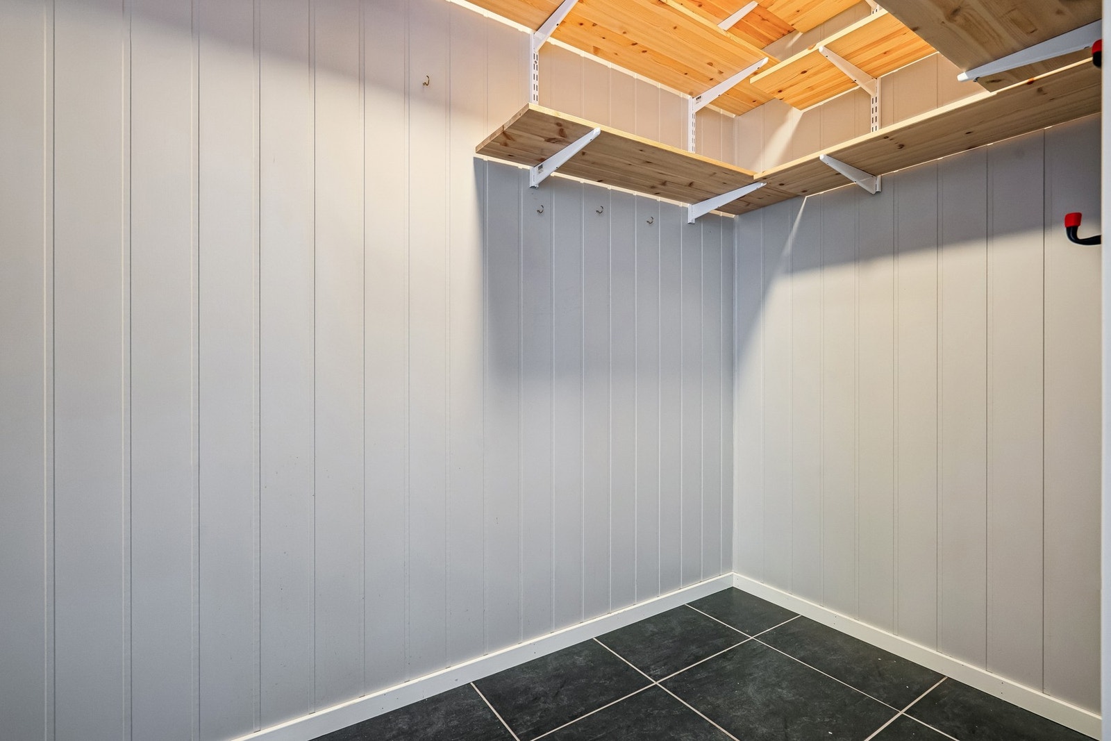 Praktisk innebod med god lagringsplass - perfekt for oppbevaring av klær, utstyr, sesongartikler og annet du ønsker å ha lett tilgjengelig. Galleribilde