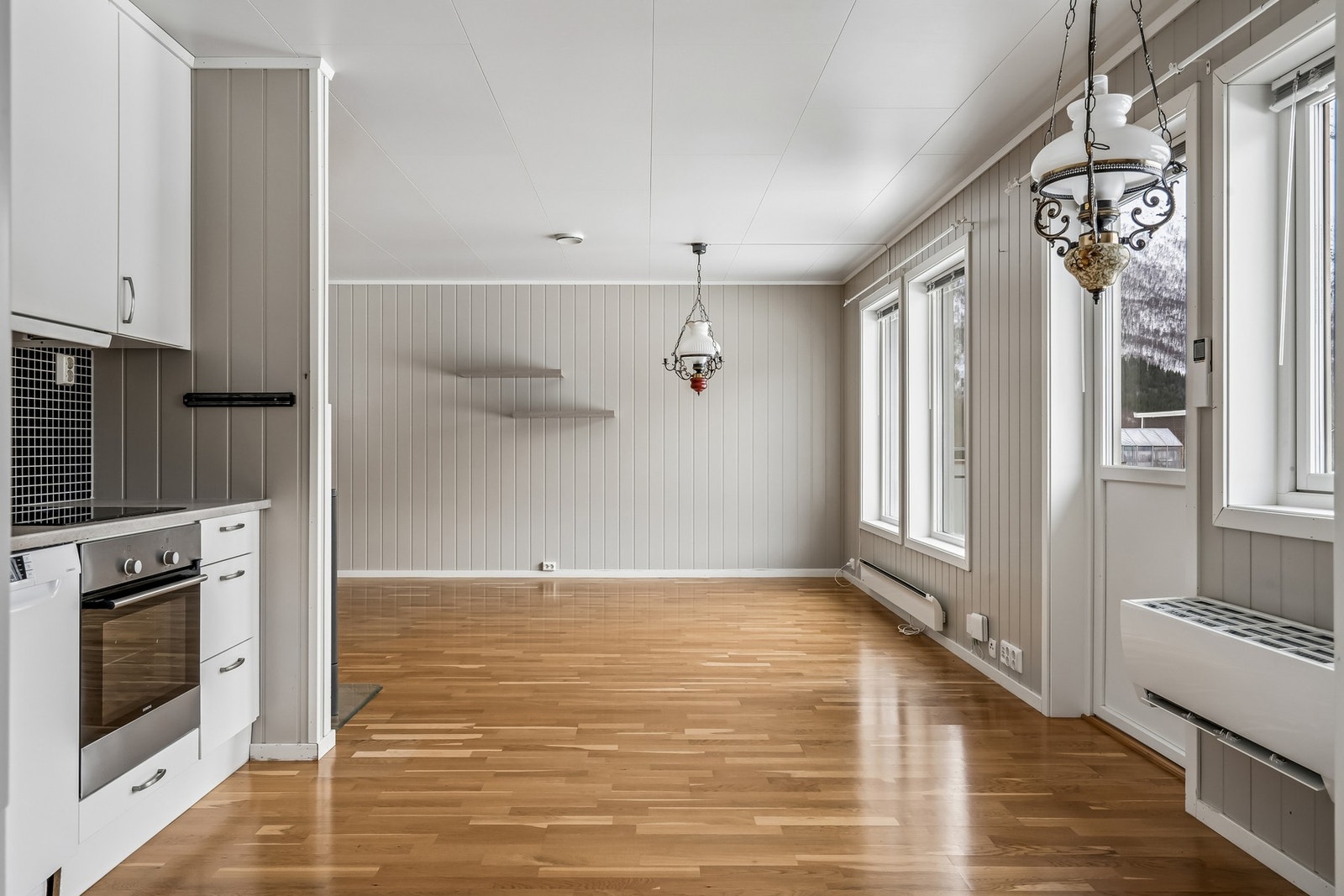 Løsningen skaper god flyt mellom sonene - her kan du lage mat samtidig som du har kontakt med familien eller gjestene i stuen. Galleribilde