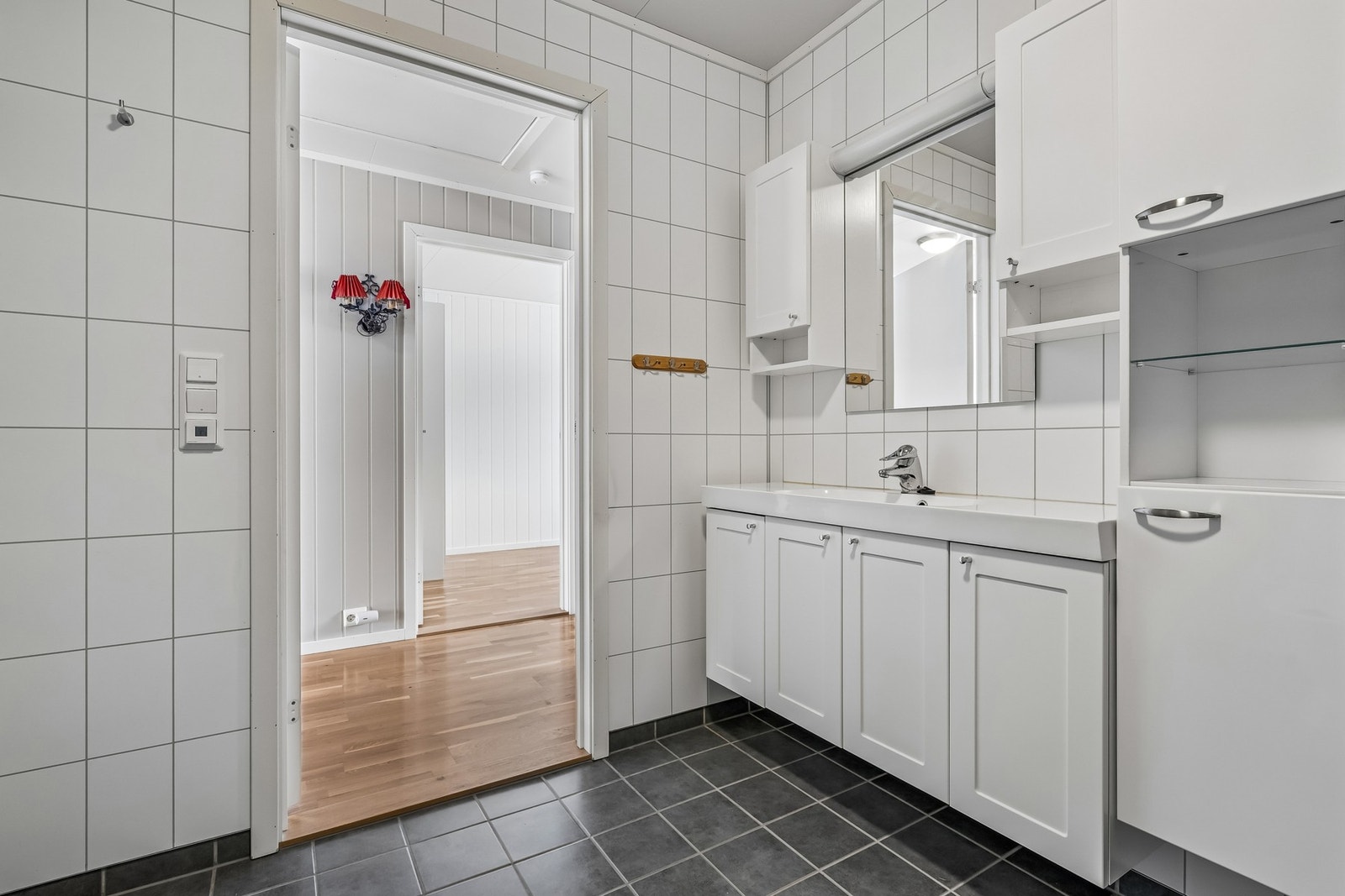 Lys innredning med nedfelt servant Galleribilde