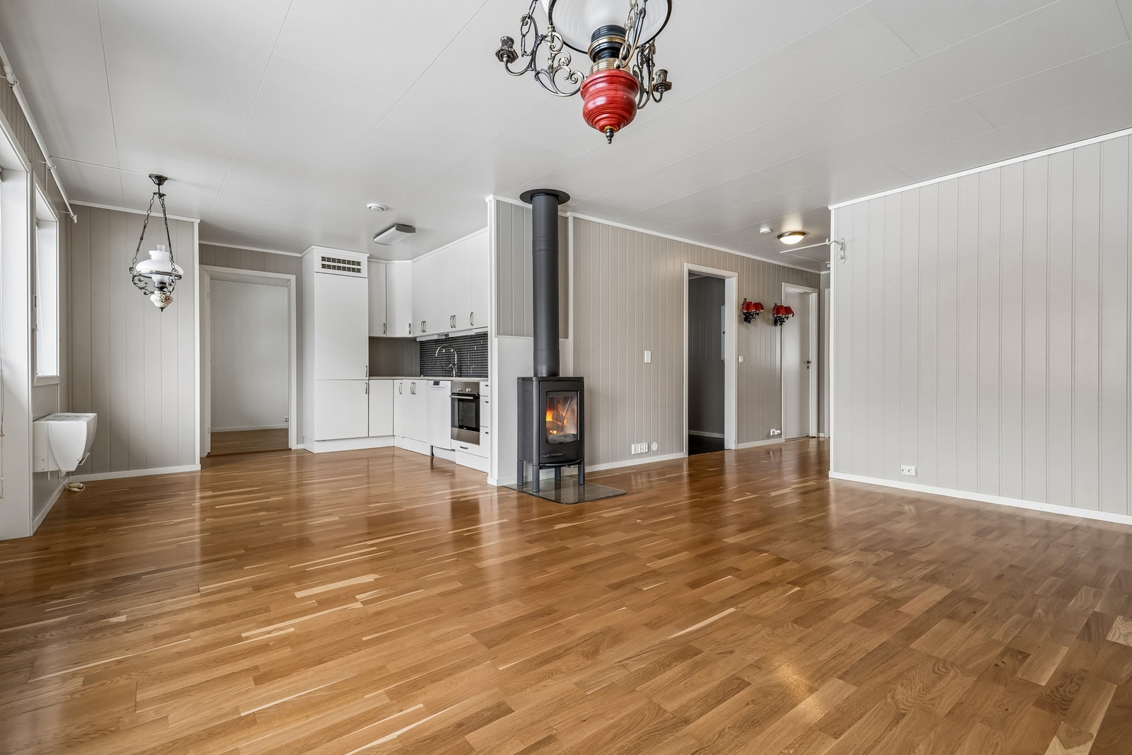 Her får du mange møbleringsmuligheter - enten du ønsker god plass til sofagruppe, spiseplass eller ekstra sitteområder Galleribilde