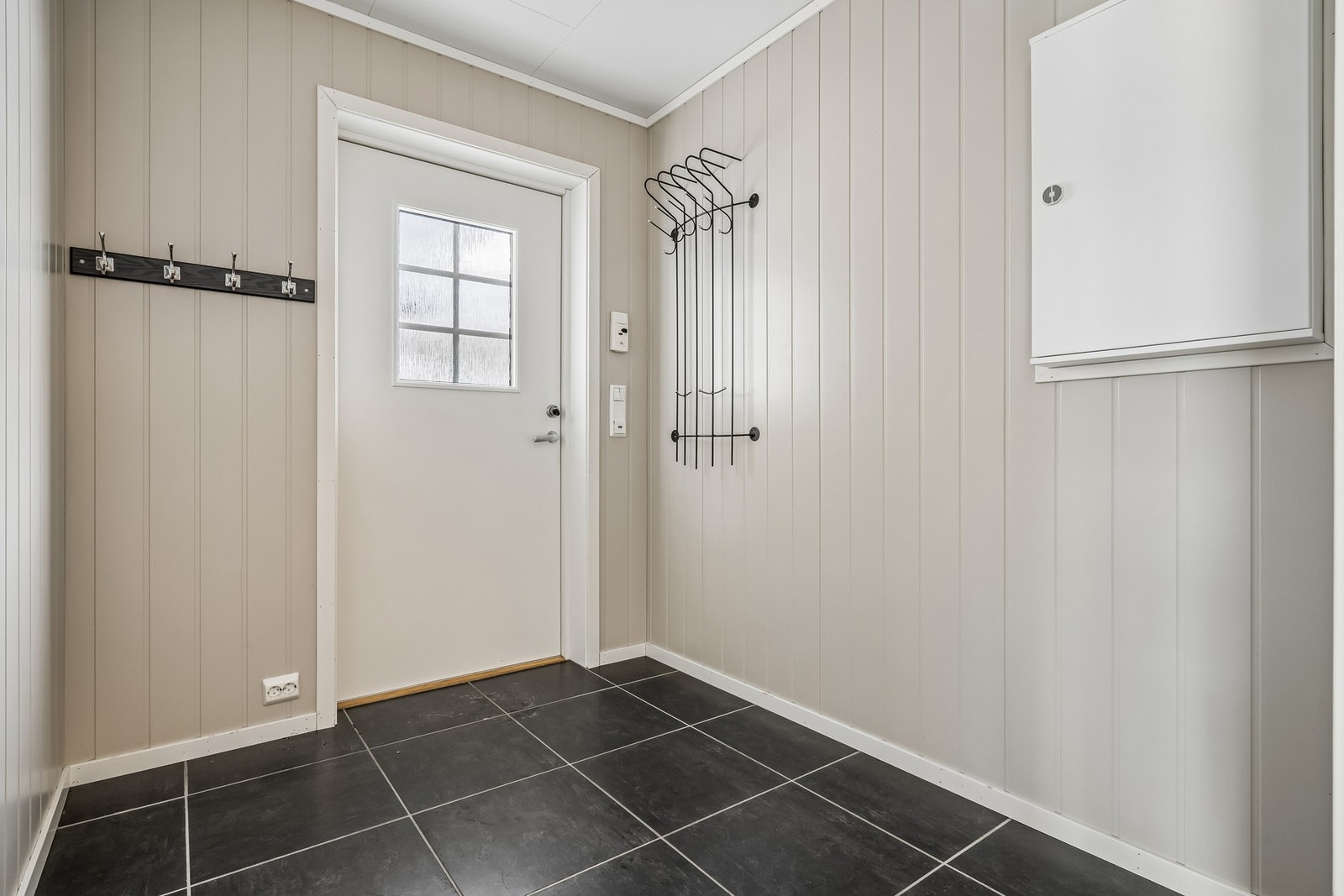 Entréen gir et godt førsteinntrykk med lyse, delikate overflater og praktisk planløsning. Galleribilde