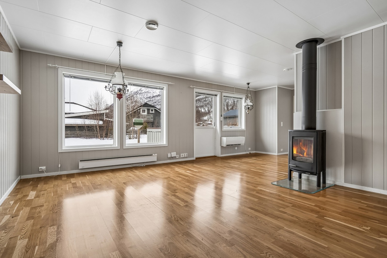 Fra stuen er det direkte utgang til en romslig terrasse Galleribilde