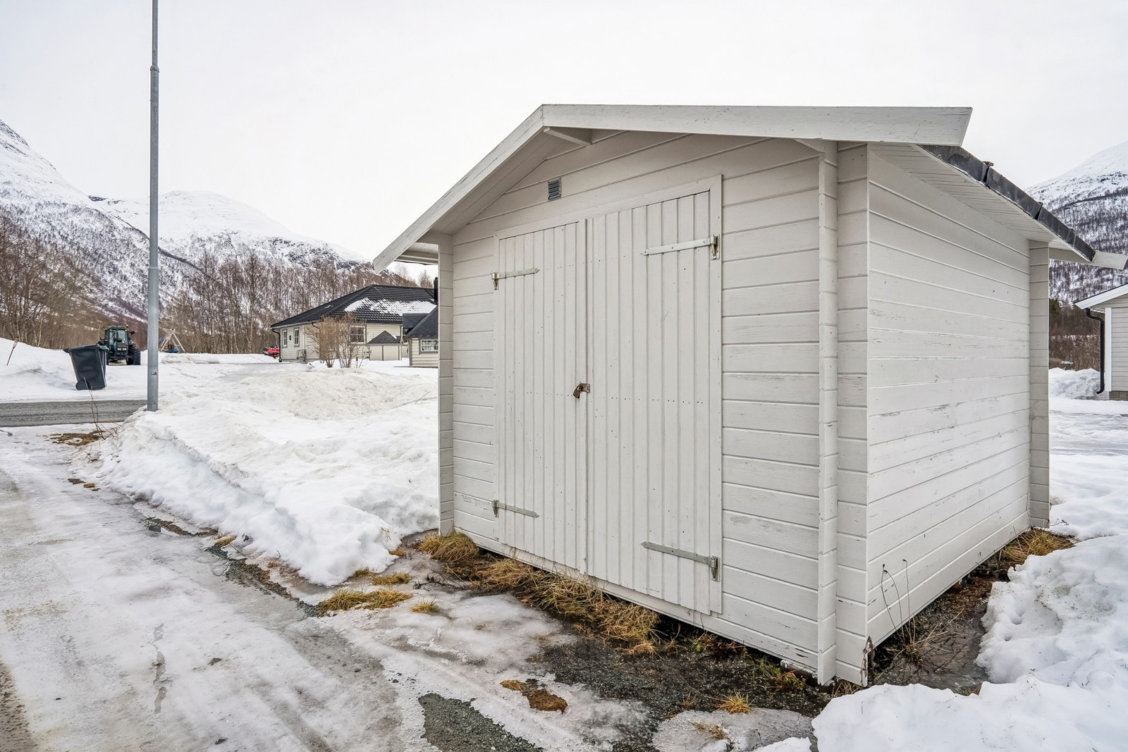 Romslig tomt med plass til både biloppstillingsplasser og et uthus. Galleribilde