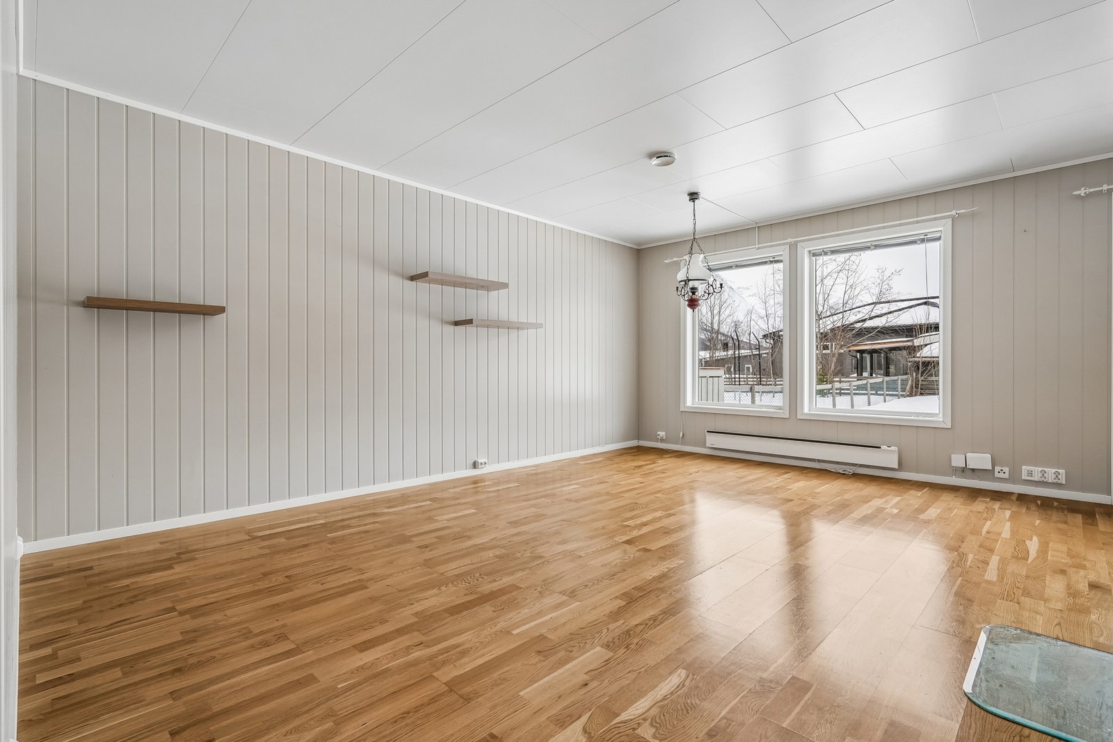 Store vindusflater slipper inn rikelig med naturlig dagslys og gir rommet en luftig følelse Galleribilde