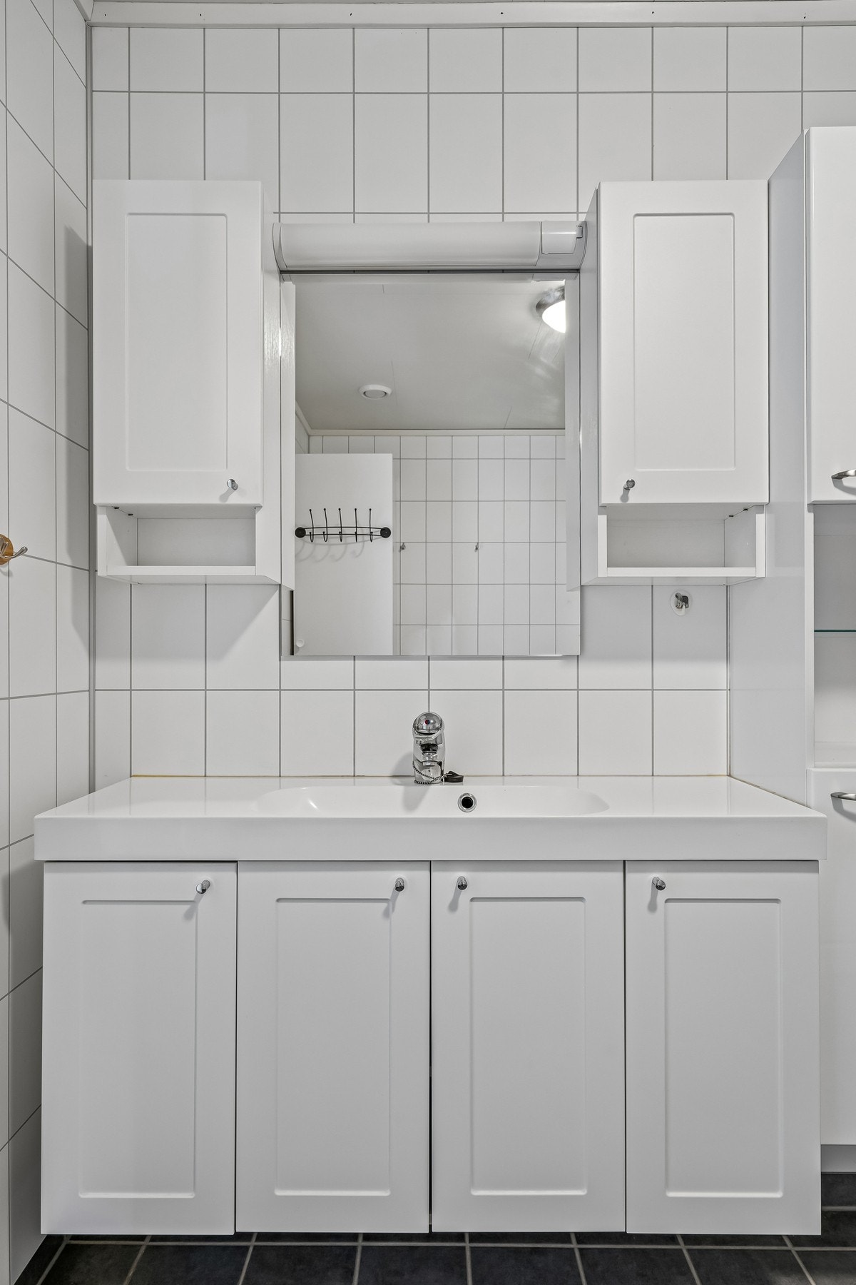 Praktiske overskap med speil og belysning Galleribilde