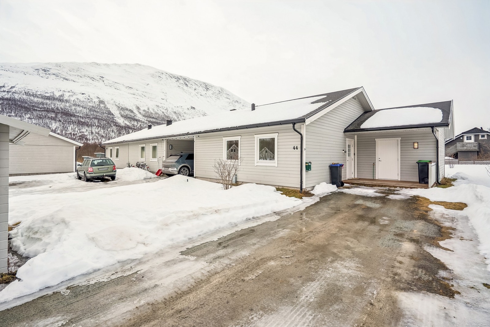 Eiendommen ligger fin til på Steinvollan, ca. 2 km øst for Nordkjosbotn sentrum, Galleribilde