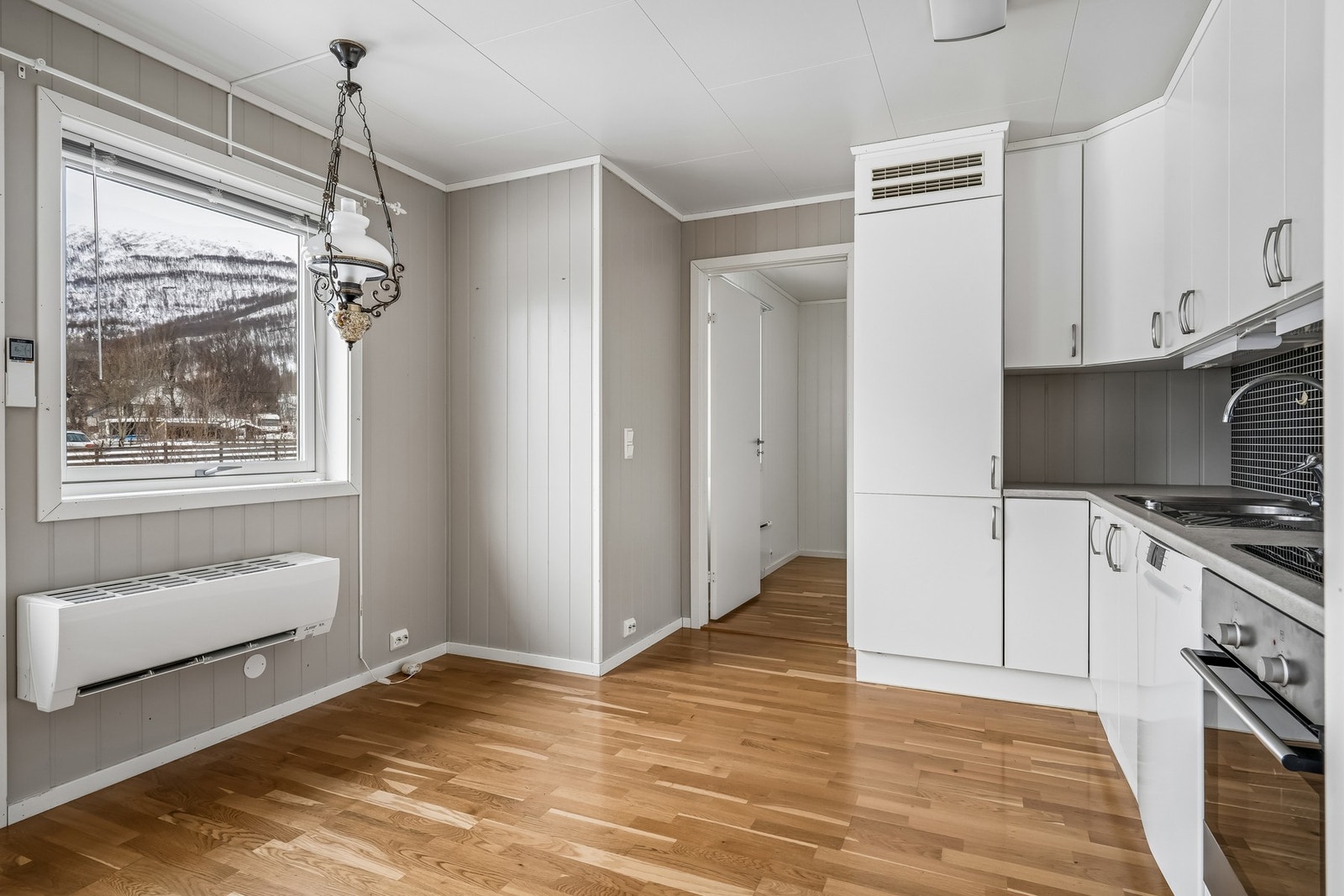 Kjøkken har en stilren innredning Galleribilde