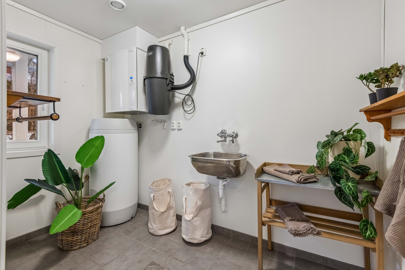 Teknisk rom/vaskerom med utslagsvask, balansert ventilasjon og sentralstøvsuger. Galleribilde