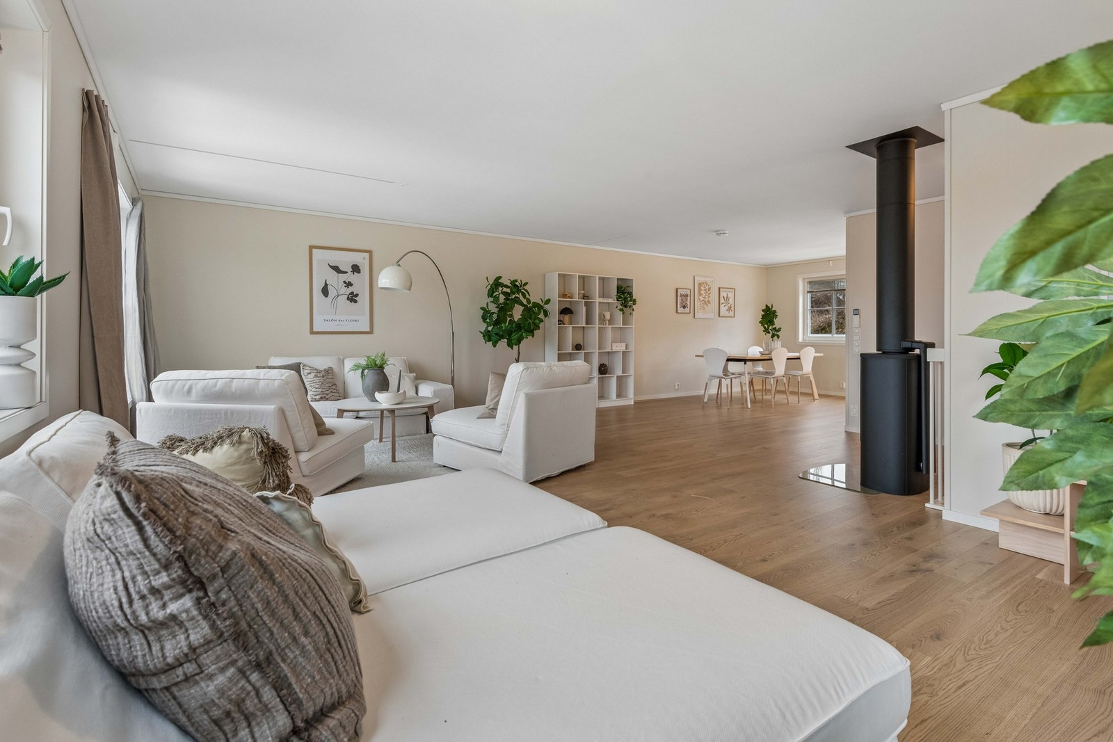 Stuen har god plass til flere sittegrupper. Galleribilde