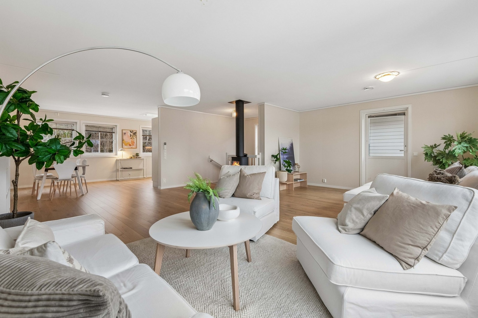 Stuen er lys og innbydende med moderne fargevalg. Stuen har vedfyring Galleribilde