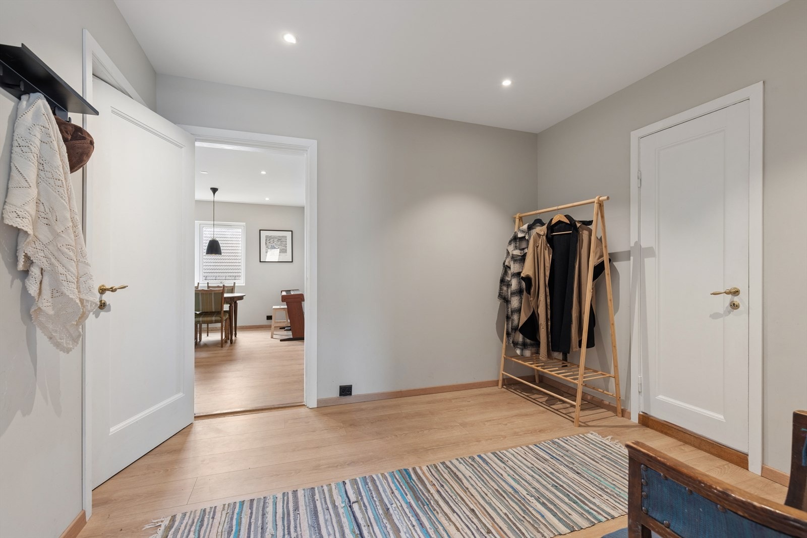 Du ønskes velkommen inn i en lys og romslig entré med god plass til både yttertøy og skotøy. Spotter i himlingen gir et moderne preg og godt lys. Galleribilde
