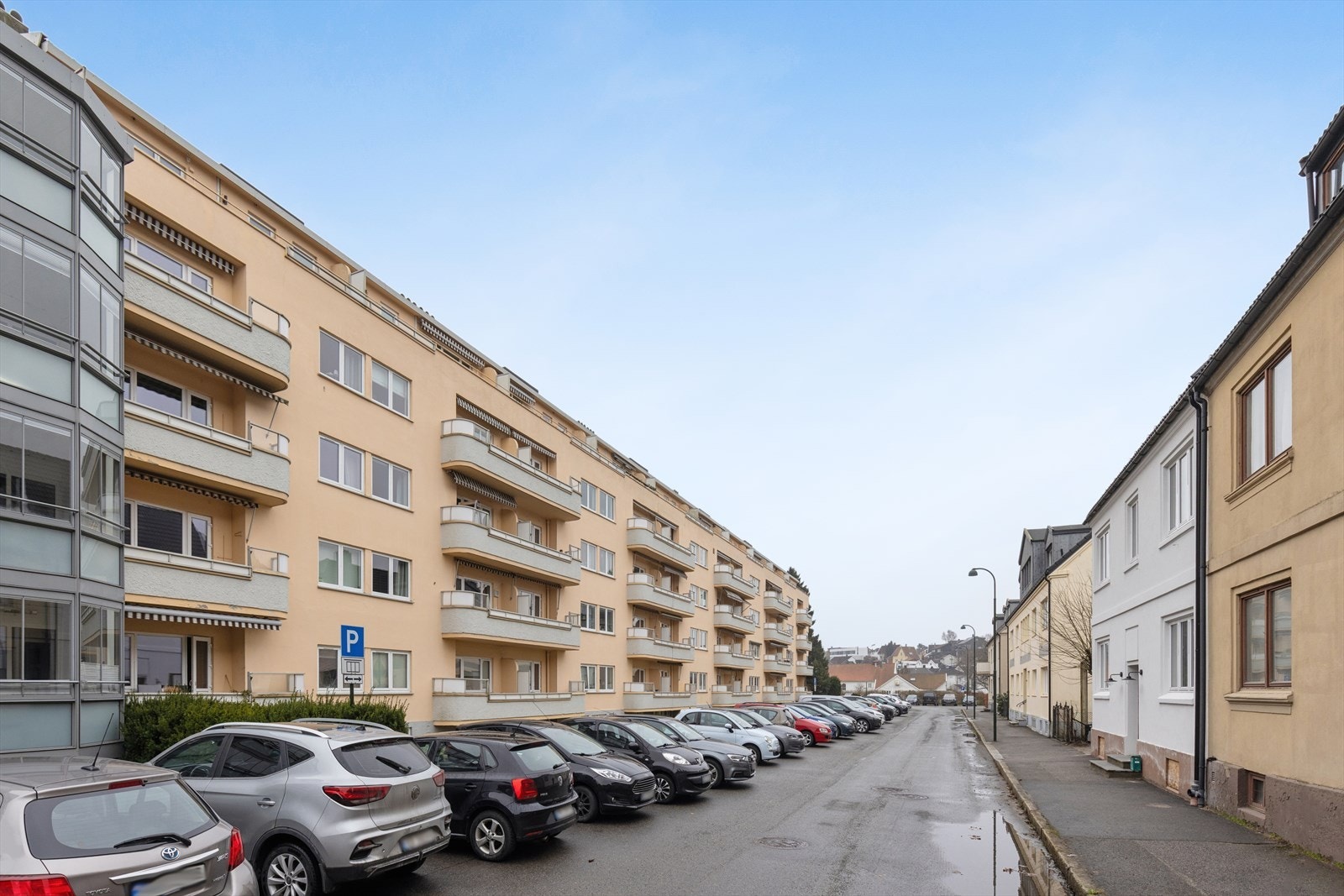 Velkommen til Agder Allé på Lund - en av Kristiansands mest ettertraktede og veletablerte bydeler. Her får du den perfekte kombinasjonen av rolig bomiljø og nærhet til byens puls. Galleribilde