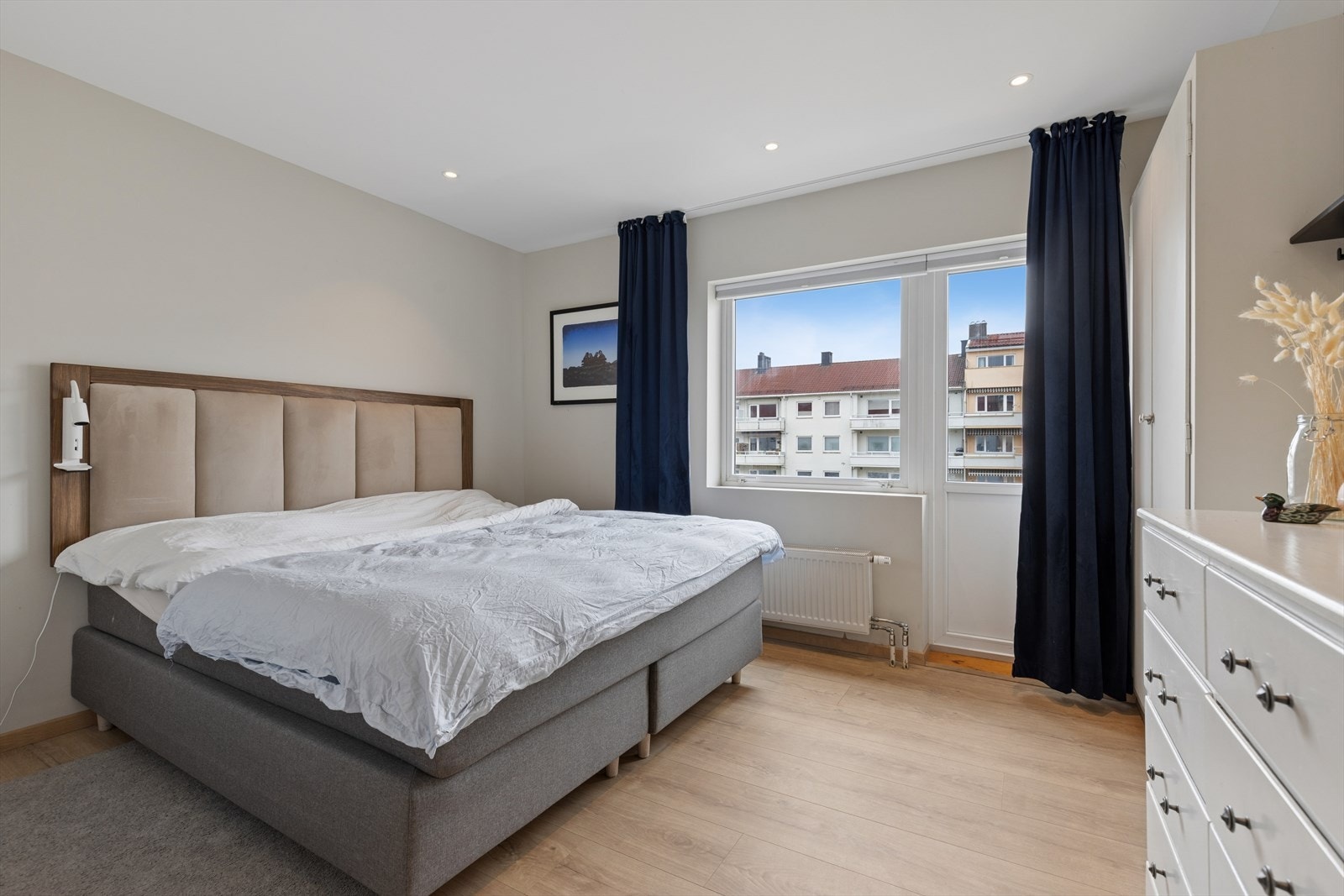 Leiligheten har to lyse og romslige soverom. Hovedsoverommet har spotter i himlingen, god garderobeplass i form av både skap og skyvedørsgarderobe, samt direkte utgang til en egen balkong - et behagelig privat uterom. Galleribilde