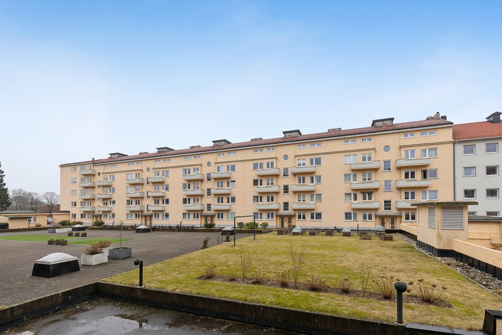 Leiligheten ligger i det anerkjente Solbygg, et arkitektonisk signalbygg tegnet av Thilo Schoder. Her bor du sentralt, men likevel med umiddelbar tilgang til både urbane kvaliteter og naturnære opplevelser. Galleribilde