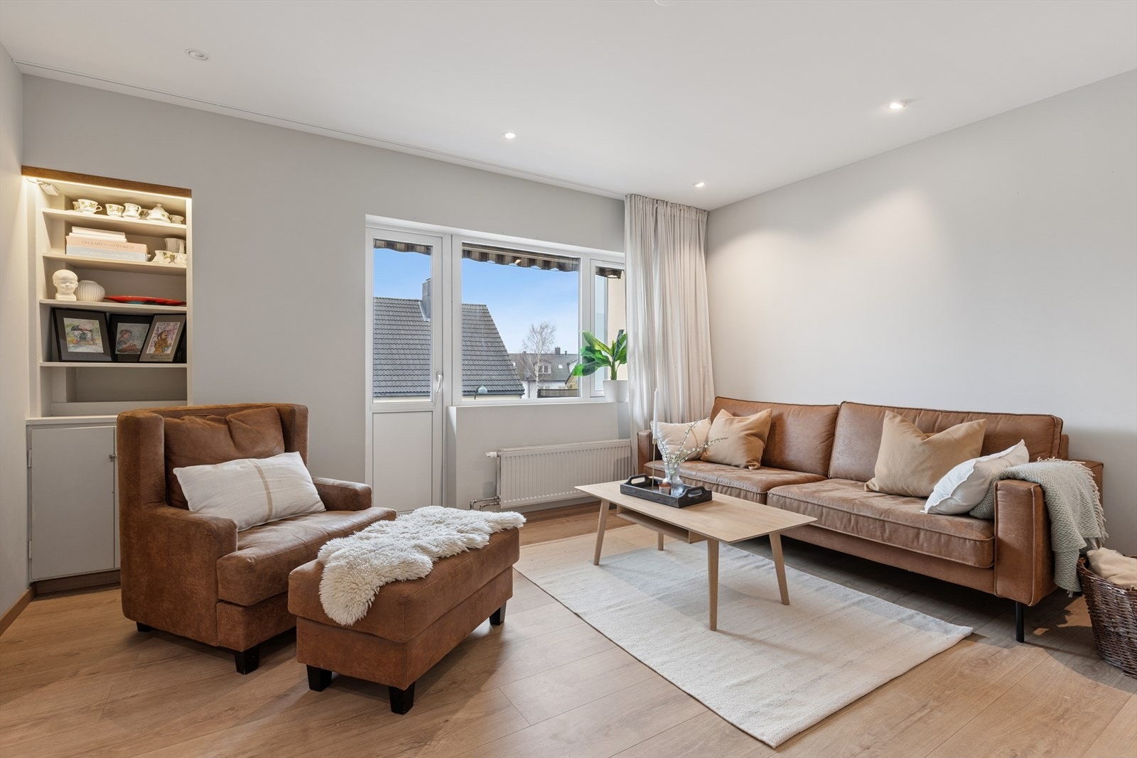 Fra stuen er det direkte utgang til en balkong i betong/mur, med plass til utemøbler og ønsket beplantning - perfekt for rolige stunder utendørs. De store vindusflatene slipper inn rikelig med dagslys og gir rommet en luftig og behagelig atmosfære. Galleribilde