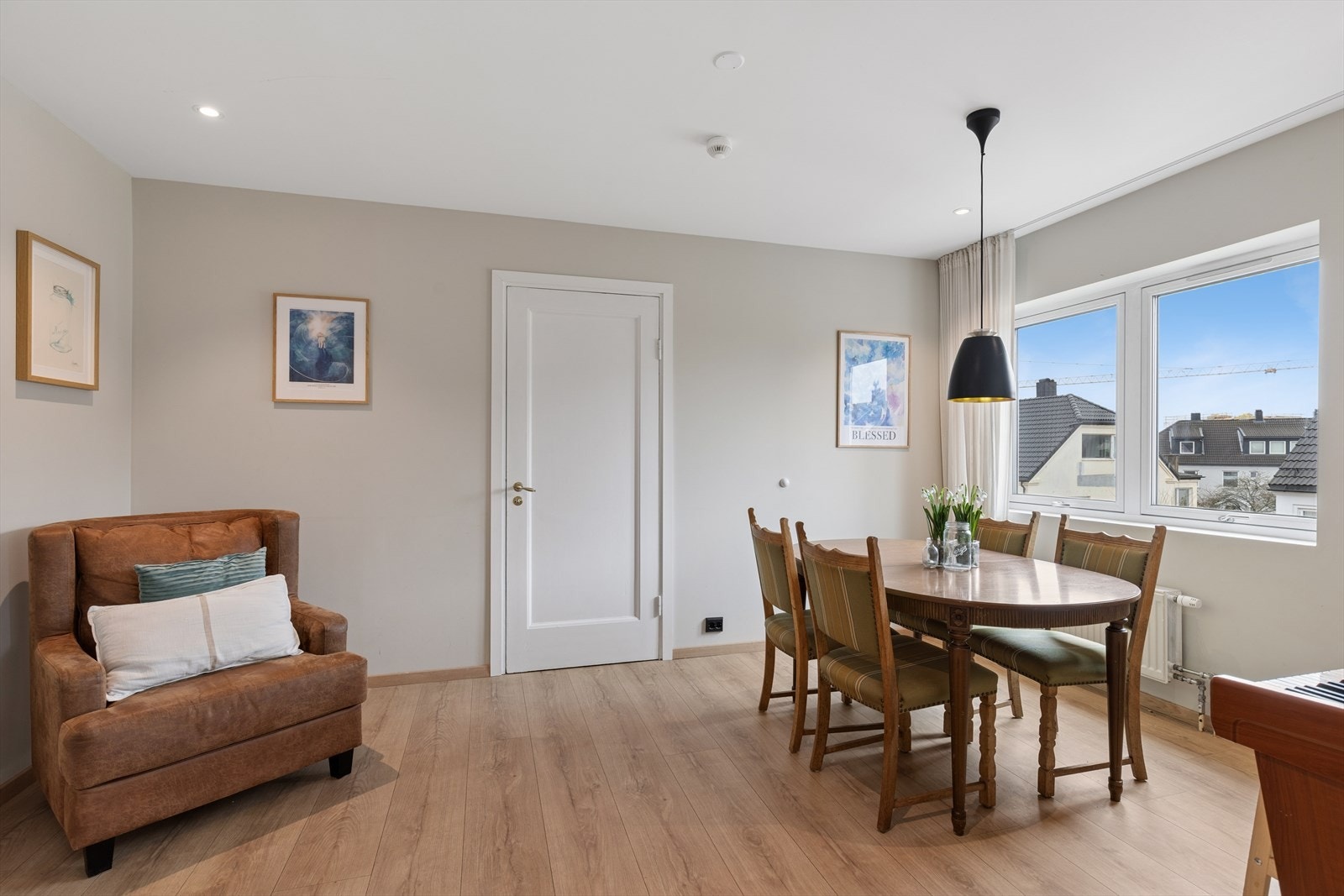 I direkte tilknytning ligger spisestuen, som har god plass til et romslig spisebord. Her kan du enkelt samle familie og venner til både hverdagsmiddager og større selskap. Den åpne sonedelingen mellom stue og spiseplass skaper en god flyt. Galleribilde