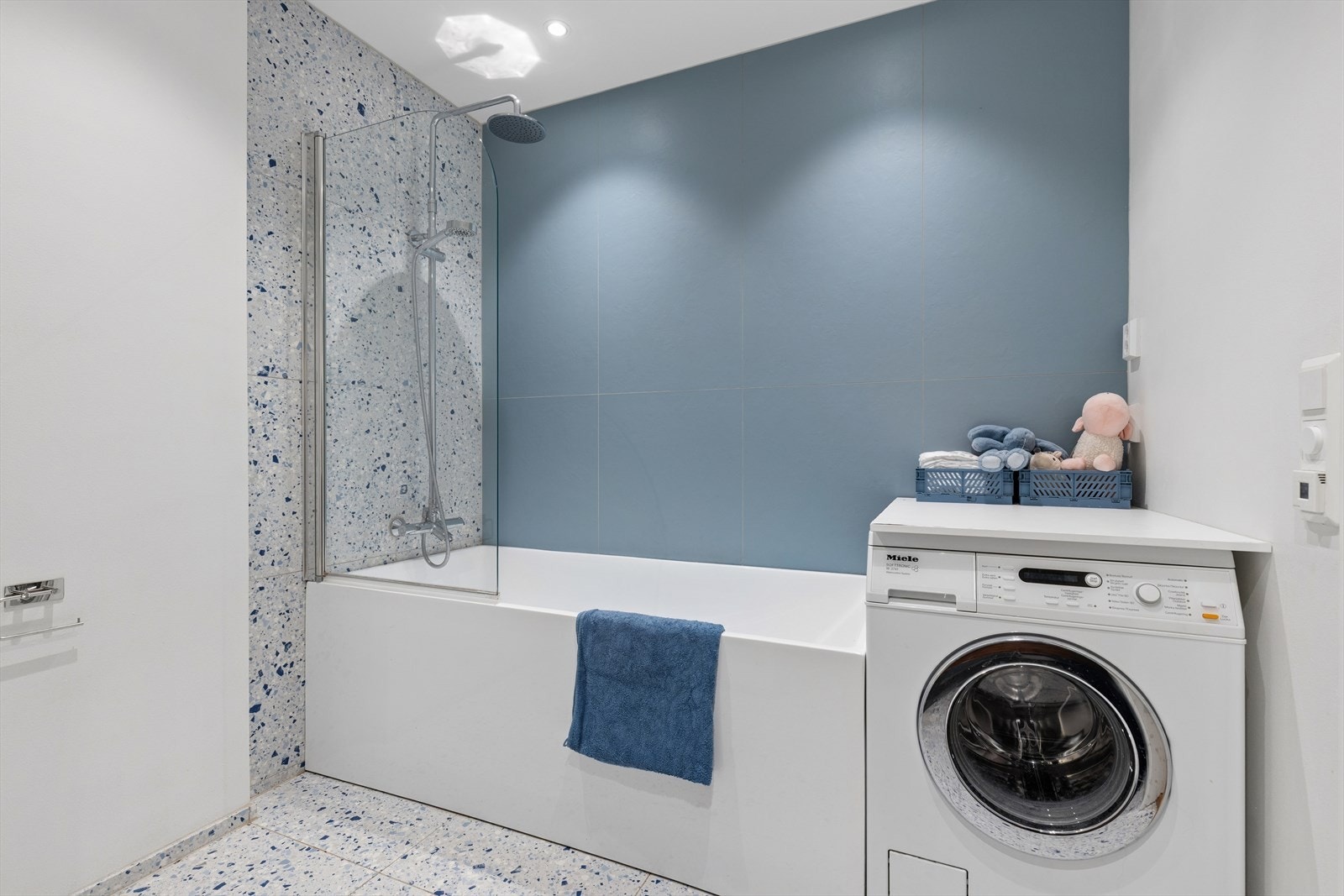 Det pene baderommet ble renovert i 2021 og fremstår moderne og tiltalende. Gulv og vegger er flislagt, med malt overflate ved badekaret. Galleribilde