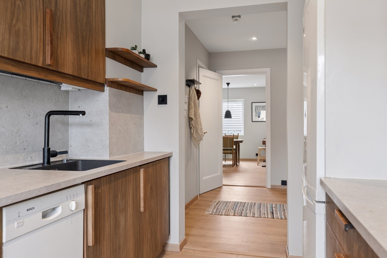 Innredningen består av heltre fronter og en laminert benkeplate med nedfelt vask. Her er det godt med både skap- og benkeplass, som gjør det enkelt å holde orden. Galleribilde