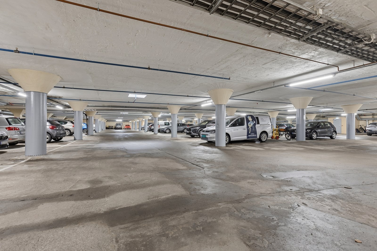 Eier disponerer garasjeplass ( 125 - 59 ) i lukket garasjeanlegg. Galleribilde