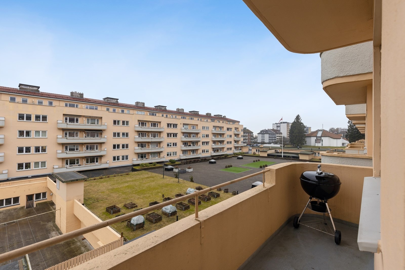 Begge balkongene har plass til utemøbler og ønsket beplantning, og gir leiligheten et ekstra kvalitetsløft med gode muligheter for både avslapning og sosiale stunder. Galleribilde