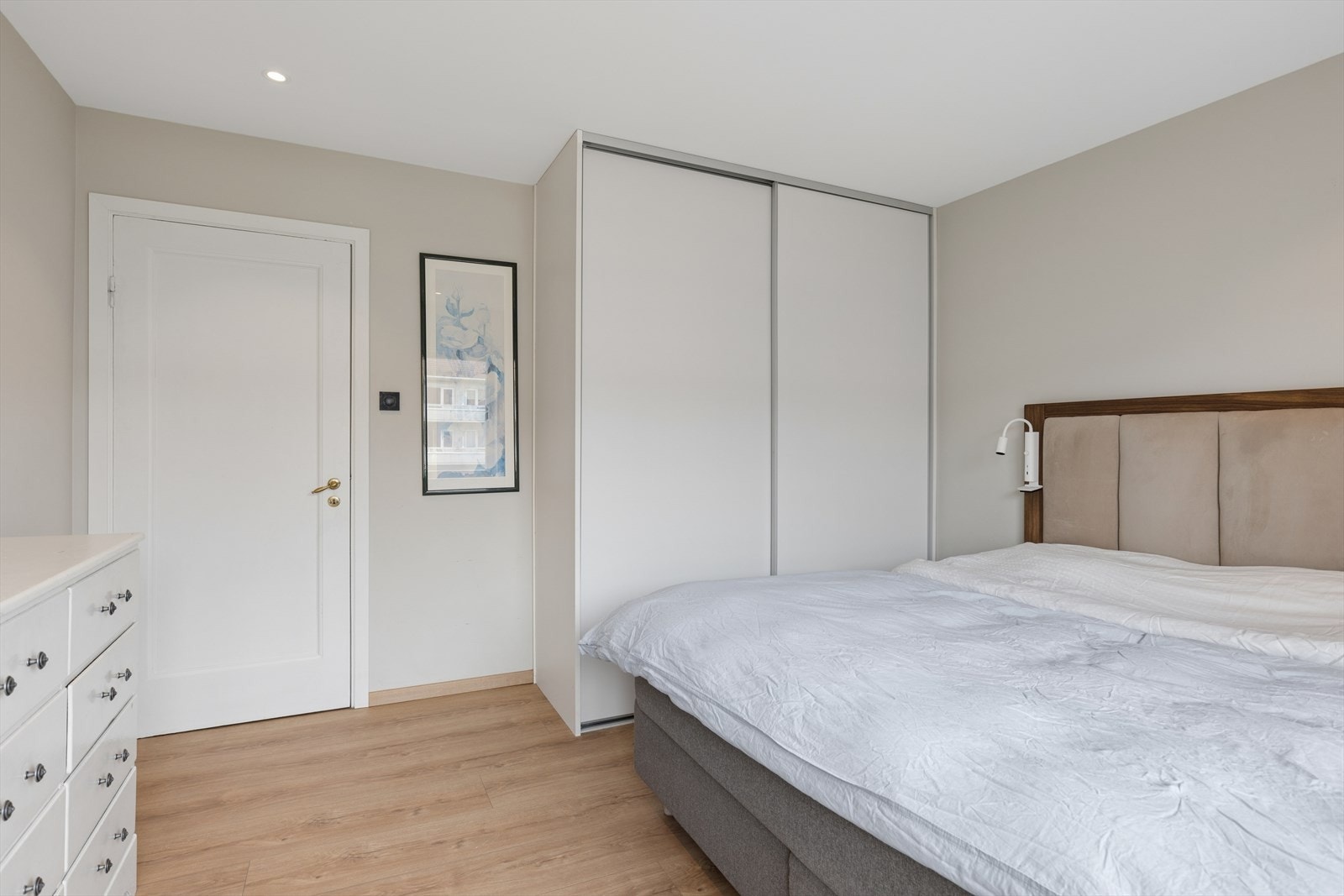 Hovedsoverommet er et romslig rom som gir en behagelig atmosfære - perfekt når du ønsker å trekke deg tilbake og finne roen. De gode størrelsesforholdene gir plass til en stor seng, nattbord og øvrige møbler uten at rommet føles trangt. Galleribilde