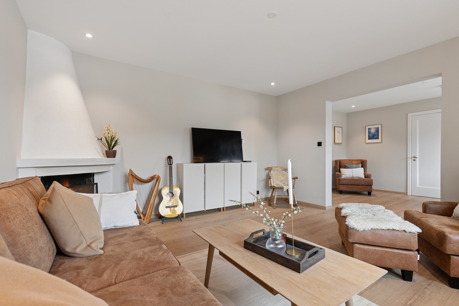 Stue og spisestue ligger i forlengelse av hverandre og danner naturlige soner, samtidig som rommene har en åpen og harmonisk sammenheng. Galleribilde