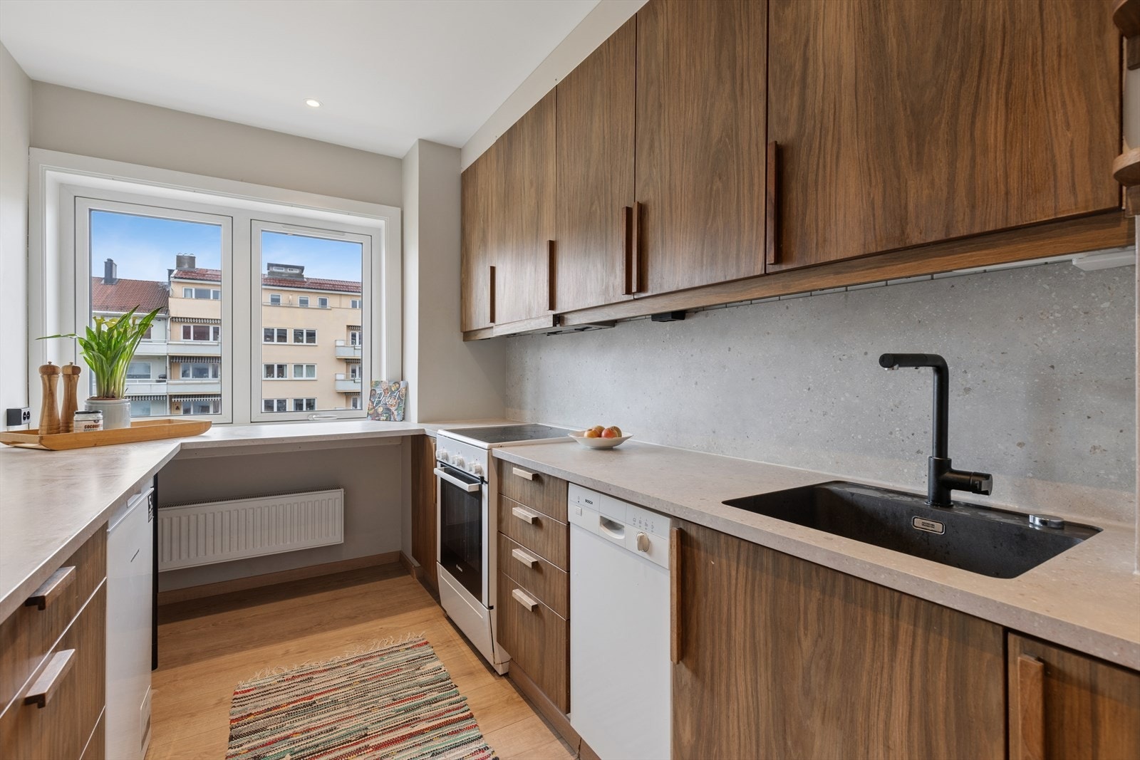 Kjøkkenet ble oppgradert i 2021 og fremstår både innbydende og funksjonelt. Galleribilde