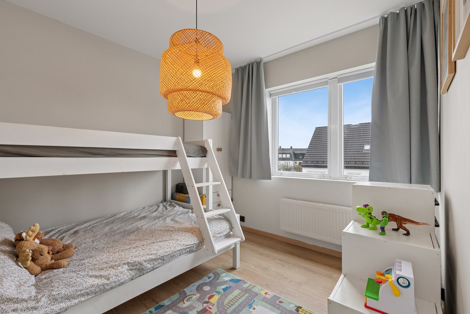 Det andre soverommet har tilgang til et praktisk garderoberom/bod med gode oppbevaringsmuligheter. Begge rommene har store vindusflater som slipper inn godt med dagslys og gir en luftig og behagelig atmosfære. Galleribilde