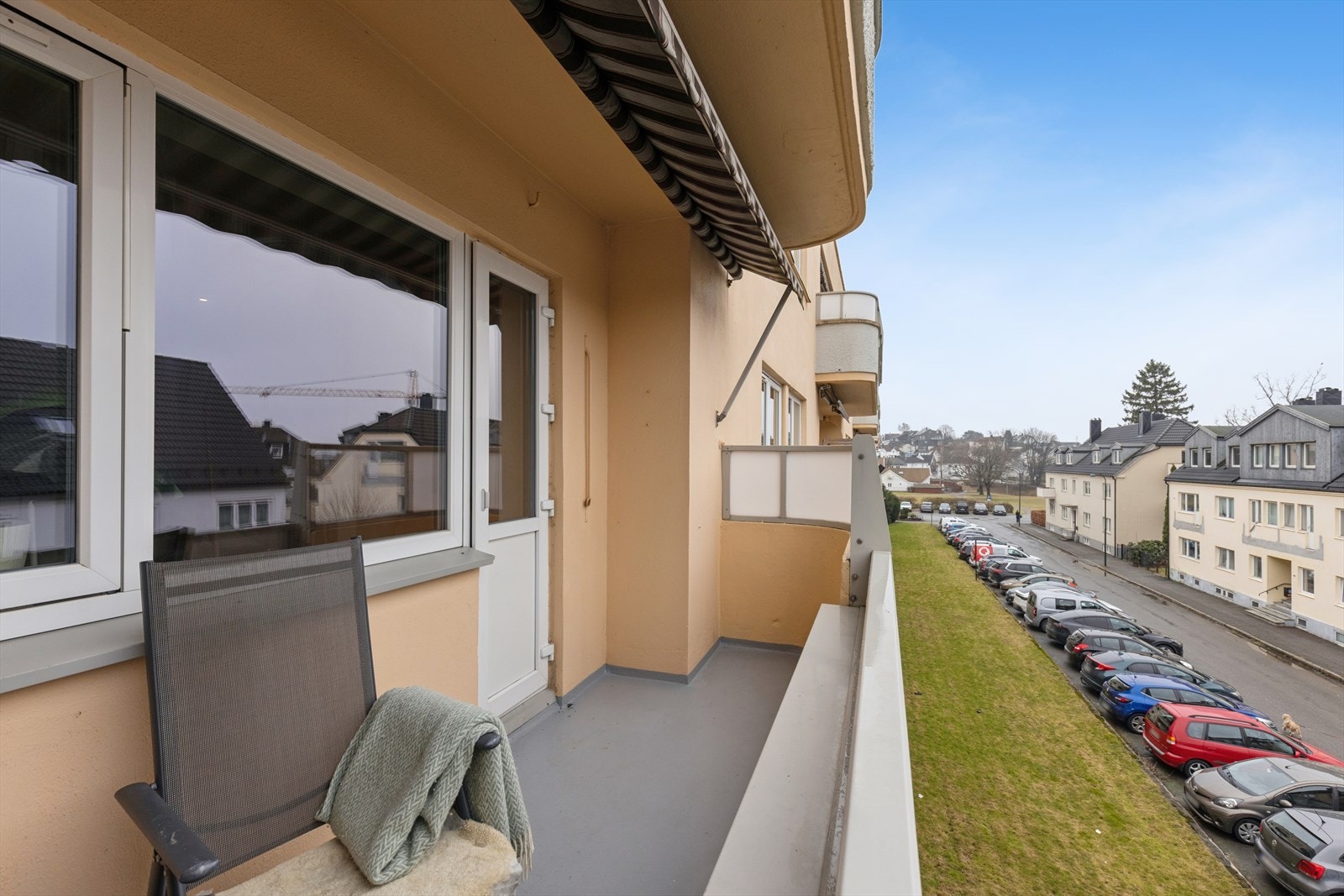 Leiligheten kan skilte med to balkonger, som til sammen utgjør ca. 9 m². Den ene balkongen har adkomst fra stuen og fungerer som en naturlig forlengelse av oppholdsrommet - perfekt for morgenkaffen, små måltider utendørs eller hyggelige sommerkvelder. Galleribilde