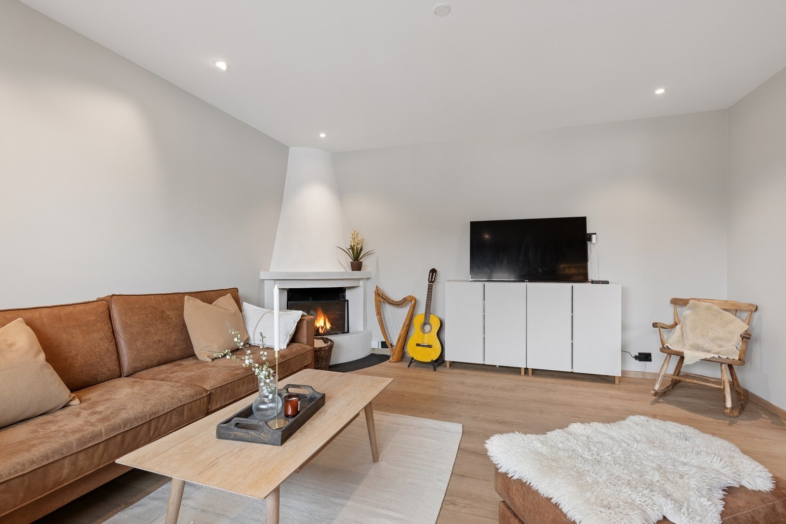 Stuen fremstår som et lyst og romslig oppholdsrom med gode møbleringsmuligheter. Her er det god plass til en koselig sofagruppe med TV-løsning, slik at rommet blir et naturlig samlingspunkt for både avslapning og hyggelige stunder. Galleribilde