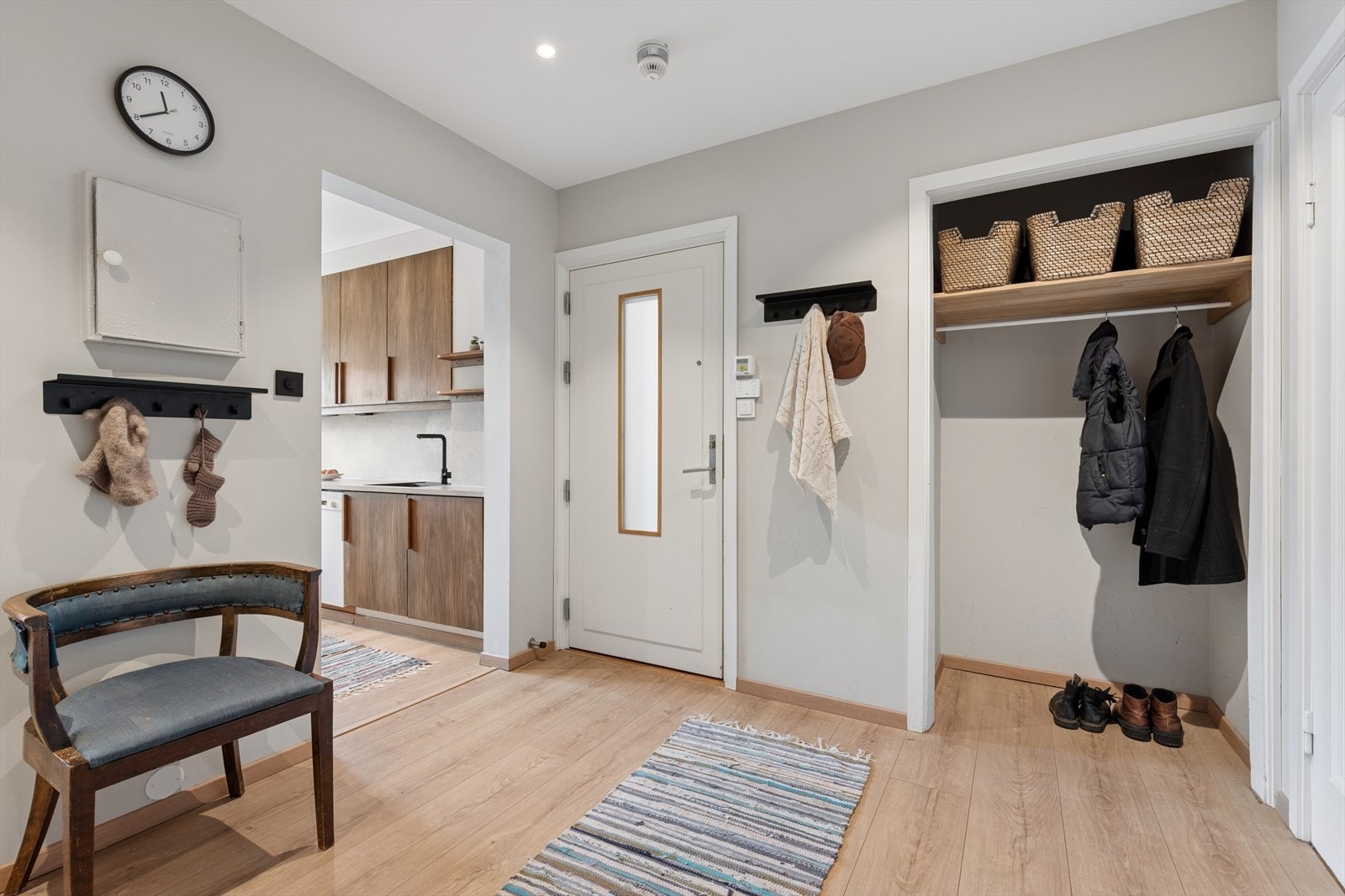 Leilighetsdøren har lyd- og brannreduserende egenskaper for økt trygghet. Fra entréen har du tilgang til boligens øvrige rom, noe som gir en praktisk og sentral planløsning. Galleribilde