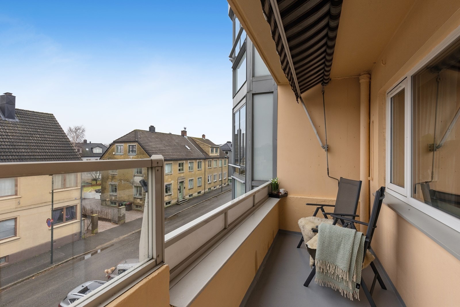 Fra hovedsoverommet finner du utgang til den andre balkongen, som skaper et privat og stemningsfullt uterom. Her kan du enkelt trekke deg tilbake for en stille stund, lese en bok eller lufte ut på soverommet på en behagelig måte. Galleribilde