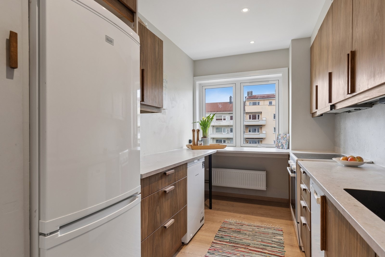 Spotter i himlingen og et stort vindu sikrer godt arbeidslys og en lys atmosfære. Galleribilde