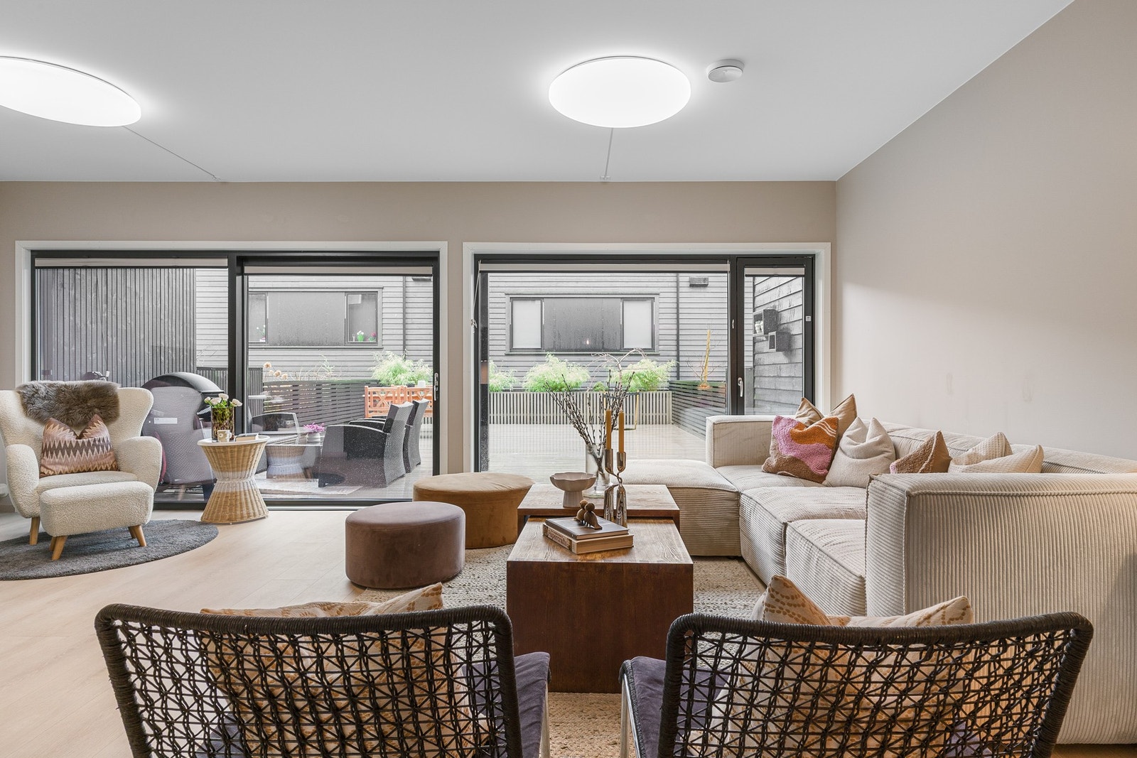 Store vindusflater er gjennomgående i rommet og gir meget godt lysinnslipp. Galleribilde