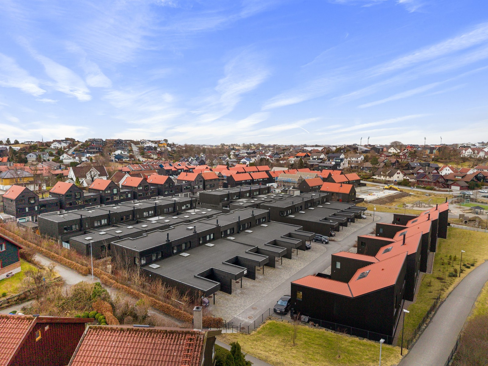 Kort gangavstand til Sandtangen, et flott turområde ved Frøylandsvatnet. Langs østsiden av Frøylandsvatnet er det opparbeidet turvei fra Bryne til Kvernaland. Galleribilde