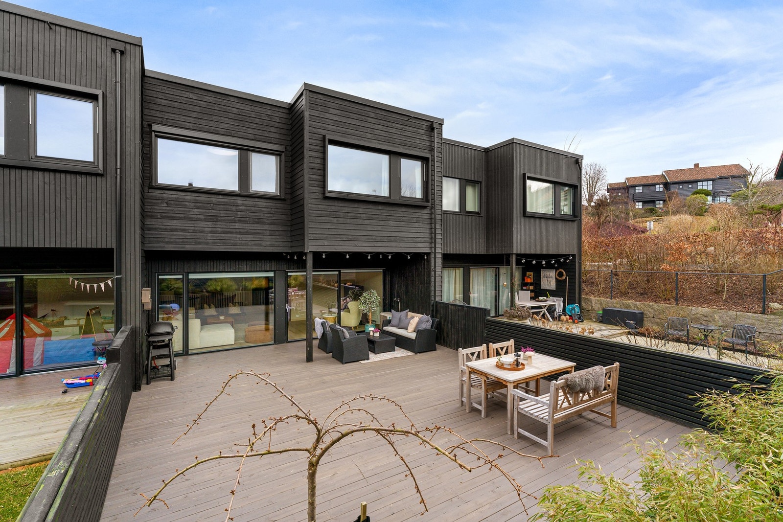 Her har dere nærhet til barnehager, skoler, friluftsområder, kollektivtransport, en rekke butikker og et variert servicetilbud. Galleribilde