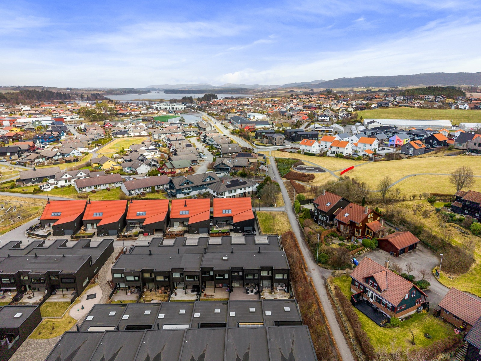 I sentrum finner man et rikt utvalg butikker og forretninger, samt flere spisesteder. Galleribilde