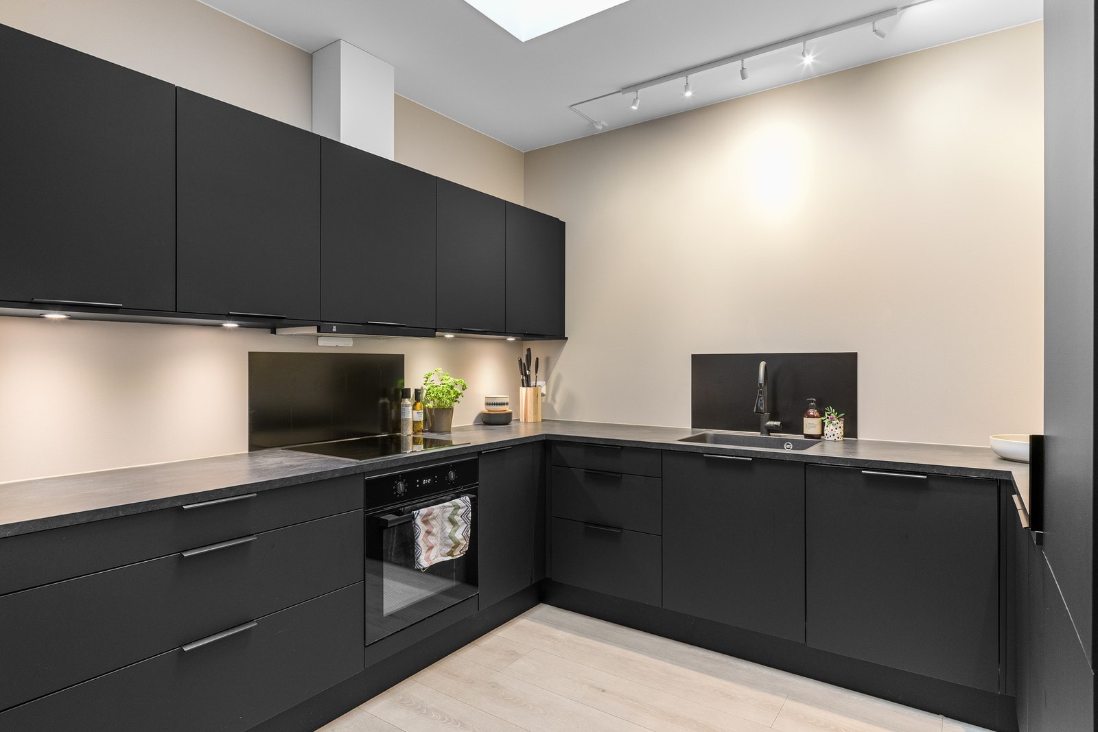 Kjøkkenet har slette fronter og benkeplate i laminat. Galleribilde