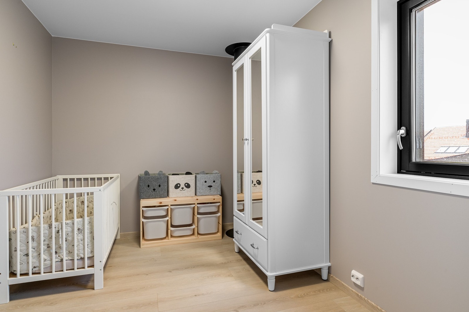 Med nøytrale overflater, er alle rommene lette å møblere og tilpasse etter egne ønsker. Galleribilde