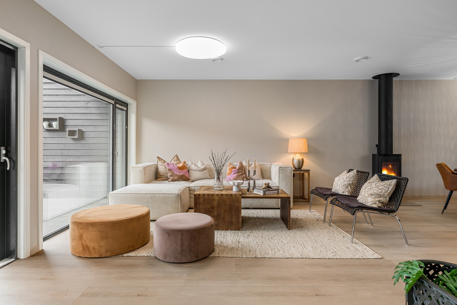 Stuen og kjøkkenet ligger i en åpen løsning. Galleribilde